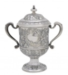 Raríssima ânfora com tampa em prata ricamente cinzelada e brasonada. Contraste George III. Inglaterra Séc. XVIII. 30 cm de altura.