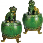 Extraordinário par de cães de fó sobre base em forma de barril com terminações em bronze ormolu. China, Ming, Wanli, final do Séc. XVI. Peça de coleção. 28 cm de altura.