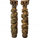 Raro par de colunas em monobloco de madeira com douração, rico trabalho escultórico representando folhas de acanto, parreiras e aves. Brasil, primeira metade do Séc. XVIII. 73 cm de altura.
