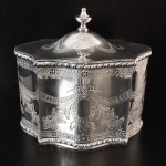 Caixa para chá em prata fundida e cinzelada. Marcas de ourives e contraste Javali. Portugal. Séc XIX/XX. 700 gr. 18 x 12 x 17 cm.