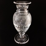 Grande vaso em cristal Baccarat. Marca da manufatura no verso. França, cerca de 1900. 34 x 13,5 cm.