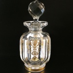 Frasco para perfume em cristal Baccarat. Marcas da manufatura no verso. França, cerca de 1900. 20,5 cm de altura.