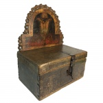 Raríssima caixa esmoleira em madeira policromada. Ferragens originais e na parte superior figura de Cristo. Brasil, Séc XVIII. 40 x 33 x 21 cm.
