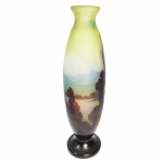 Émile Gallé. Vaso em pasta de vidro, decorado com paisagem. França, cerca 1900. Assinado. 38 cm de altura.