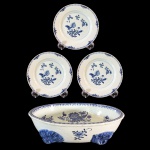 Conjunto em porcelana Cia. das Índias, decoração azul e branco Fitzhugh, com três prato de 24 cm de diâmetro e centro de mesa com 8,5 x 32 x 25,5 cm. China, Qing, cerca 1800. (Um Prato com pequeno bicado no fundo)
