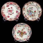 Três pratos em porcelana Cia. das Índias, decoração Família Rosa. China, Qing Qianlong (1736 - 1795). 23 e 22,5 cm de diâmetro.