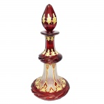 Grande perfumeiro em cristal overlay na cor vermelho ruby e dourado. Europa, Séc. XIX. 22 cm de altura.