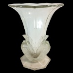 Lalique. Belíssimo vaso em cristal, decorado com aves. França, cerca de 1920. Assinado na base. 24 cm de altura.
