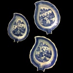 Conjunto de três corvilhetes em forma de folha em porcelana azul e branca, dita Macau. China, Qing, Daoguang (1821-1850). 20 x 15 x 3,5 cm. (o maior).