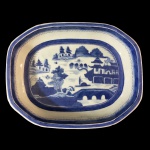 Travessa em porcelana azul e branca, dita Macau. China, Qing, Daoguang (1821-1850).  31 x 25 x 5,5 cm de altura.