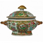 Terrina em porcelana Cia. das Índias (China de Exportação), decoração Mandarim. China, Qing, princípio do séc. XIX. 17 x 22 cm.