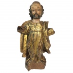 Rara escultura em madeira policromada e dourada, representando São José. Portugal, princípio do Séc. XVIII. 27 cm de altura.
