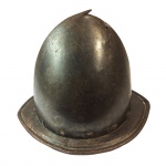 Raríssimo capacete em aço, Europa, cerca de 1600. 25 x 32 x 26 cm.