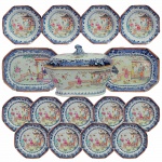 Remanescente serviço de jantar em porcelana Cia. das Índias, decoração Família Rosa, comumente chamado de "Princesinhas", contendo, sopeira e présentoir com 22 x 36 cm, travessa com 23 x 31 cm, 9 pratos rasos com 21 cm de diâmetro e 4 pratos fundos com 21 cm de diâmetro. China, Qing, Qianlong (1736-1795). Présentoir com restauro e 5 pratos com pequenos bicados. Total: 16 peças.