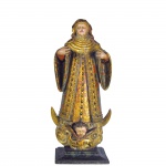 Importante escultura em madeira policromada representando Nossa Senhora. Portugal, segunda metade do Séc. XVII. Acompanha coroa de metal. 51 cm de altura.