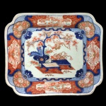 Travessa em porcelana policromada, Imari. Japão, Séc. XIX. 30 x 34 cm.