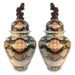Belíssimo par de potiches executados em porcelana policromada Imari. Japão, Séc. XIX. 56 cm de altura.