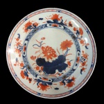 Prato em porcelana Cia das Índias, decoração policromada Chinese Imari. China, Qing, Qianlong (1736-1795). 23,5 cm de diâmetro.