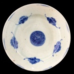 Prato em porcelana azul e branca. China, segunda metade do Séc. XIX. 23 cm de diâmetro.