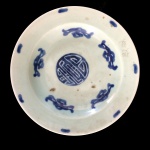 Prato em porcelana azul e branca. China, segunda metade do Séc. XIX. 22,5 cm de diâmetro.