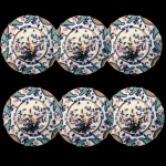 Conjunto com seis pratos em cerâmica policromada. Inglaterra, Séc. XIX. Marcas no verso. 25 cm de diâmetro cada.