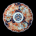 Medalhão em porcelana policromada, decoração Imari. Japão, Séc. XIX. 30 cm de diâmetro.