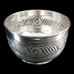 Bowl em prata fundida e cinzelada. Contrastes vitorianos. Inglaterra, Séc. XIX. 6,5 x 10 cm.