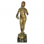 Lea Antonin Carlés. La Jeunesse. Escultura em bronze representando nu feminino. Base em mármore. Europa, princípio do Séc, XX. 32 cm de altura com a base e 28 cm de altura sem.