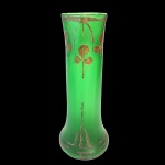 Vaso em vidro na cor verde com detalhes em dourado. Europa, cerca de 1900. 30 cm de altura.