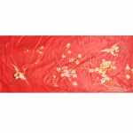 Tecido em seda com bordados representando pássaros, peônias e folhagens. China, final do Séc XIX. 140 x 62 cm.