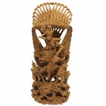 Bela escultura em monobloco de madeira vazado, representando figuras mitológicas. Índia, primeira metade do Séc. XX. 40 cm de altura.