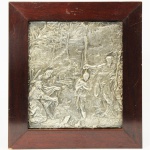 Placa em prata fundida e ricamente cinzelada com desenhos em relevo representando cena bíblica. Europa, Séc. XIX. 17 x 14,5 cm.