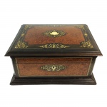 Belíssima caixa em madeira, decorada com incrustações em marfim. Europa, segunda metade do Séc. XIX. 14 x 30 x 24 cm.