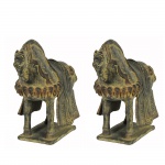 Par de antigos cavalos em terracota com rica escultura. China, possivelmente Dinastia Song (960-1279). 23 x 25 x 11 cm. Um deles apresenta selos da importante casa de leilões Christie's. Apresenta antigo restauro.