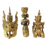 Três pequenas figuras representando Deuses Indianos, executada em madeira dourada. Índia, Séc. XIX. Maior 28 cm de altura e menor 26 cm de altura.