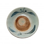 Antigo prato de porcelana oriental vietnamita, com decoração em azul e branco. China do Sul, Séc. XIX. 17 cm de diâmetro