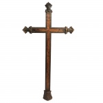 Crucifixo executado em jacarandá, no estilo e época D. José I, com trabalhos de embutidos em marqueterie. Brasil, final do Séc. XVIII. 78 x 40 cm.