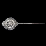 Tupo - Alfinete em prata ricamente cinzelada, usado por mulheres andinas, no cabelo ou roupa. América do Sul, Séc. XIX. 28 cm de comprimento.