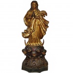 Magnífica escultura em madeira policromada e dourada representando Nossa Senhora da Conceição composta em sua peanha cinco cabeças de anjos. Brasil, séc. XVIII. 89 cm.