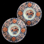 Par de pratos em porcelana policromado Imari.  Japão, Meiji, Séc XIX. 22 cm de diâmetro.