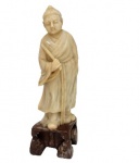 Estatueta em pedra dura representando figura oriental. 19 x 5 cm.