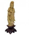 Estatueta em pedra dura representando figura oriental feminina. 14 x 5 cm.