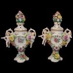 Plaue. Par de ânforas executadas em porcelana. Europa, Séc. XIX. 11 cm de altura. (Apresenta restauro).