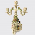 Ludwigburg. Candelabro executado em porcelana. Europa, Séc. XIX. 38 cm de altura. (Apresenta restauro).