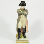 Ludwigburg. Escultura em porcelana representando o Imperador Napoleão Bonaparte. 27 cm de altura. (Apresenta restauro).