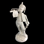 Meissen. Escultura em porcelana representando soldado com trompete. 25 cm de altura.