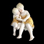 KPM. Grupo escultórico em porcelana representando crianças abraçadas. 15 cm de altura