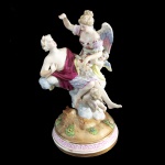 Meissen. Grupo escultórico em porcelana representando anjos. 29 cm de altura. (Detalhe faltando na mão de um dos anjos).