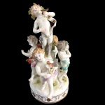 Royal Viena. Grupo escultórico em porcelana representando crianças. 20 cm de altura. (Com bicados)
