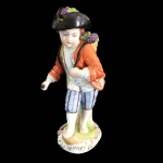 Dresden. Escultura em porcelana representando menino com chapéu. 15 cm de altura.